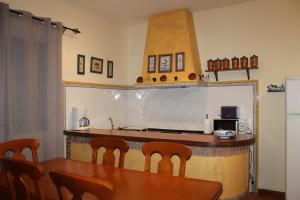 CASA RURAL BUENA VENTURA في فيلانيوفا دي لوس إنفانتس: مطبخ مع كونتر وطاولة وكراسي