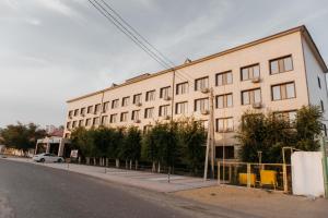 um grande edifício ao lado de uma rua em Aral Hotel em Aralʼsk