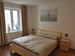 Un dormitorio con una cama con un velero. en Pretti Apartments - NEUE moderne Wohnung im Herzen Bambergs - absolut zentral, en Bamberg