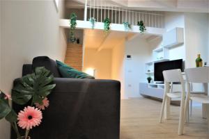 salon z kanapą, stołem i krzesłami w obiekcie CASA BALDO w Arco
