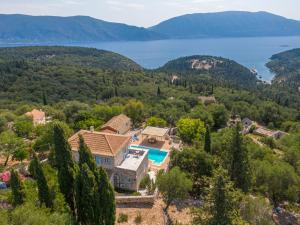 una vista aerea di una casa su una collina con un lago di Villa Pelagos a Tselendáta