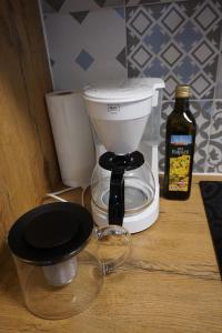 a blender sitting on a counter with a bottle of syrup at Ferienwohnung Raabklamm in Arzberg