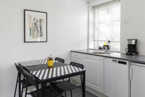 A kitchen or kitchenette at aday - Apartment suite 2 Aalborg Center