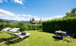 una mesa de picnic y sillas en el césped en Göllerhof, en Caldaro