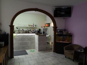 Kuchyň nebo kuchyňský kout v ubytování Hôtel Les Acteurs + 22 fotografií