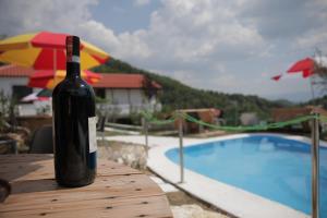 Bazén v ubytování Vila Sofia Gllava - Resort nebo v jeho okolí