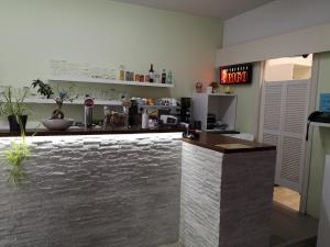 Kuchyň nebo kuchyňský kout v ubytování Hôtel Les Acteurs