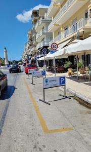 una calle con letreros delante de un edificio en Lighthouse Hotel, en Alexandroupoli