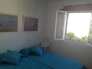 un dormitorio con una cama y una ventana en Paradis, en Ciutadella 10 fotos más