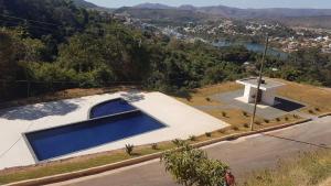 an empty swimming pool on the side of a road at Mirante de Escarpas 801 in Capitólio