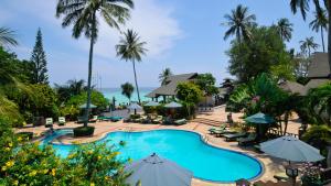 Phi Phi Holiday Resort, Leam Tong Beach内部或周边的泳池