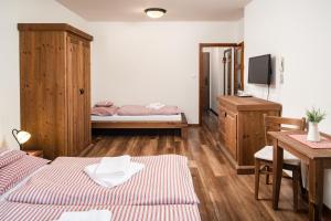 Letto o letti in una camera di Wellness Hotel Ondrášův dvůr