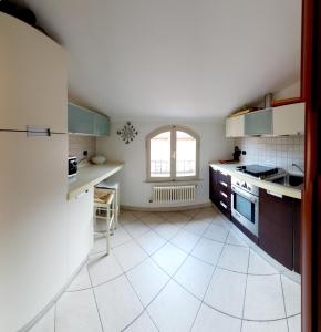Kjøkken eller kjøkkenkrok på Splendida mansarda open space, finiture di lusso.