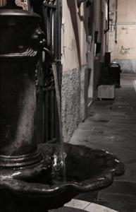 una fuente de agua al lado de una calle en Splendida mansarda open space, finiture di lusso. en Carrara
