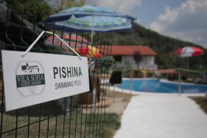 Bazén v ubytování Vila Sofia Gllava - Resort nebo v jeho okolí