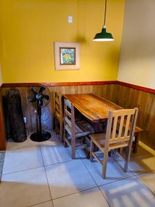 comedor con mesa de madera y sillas en CASA BONITA en Bonito