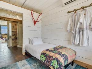 Postel nebo postele na pokoji v ubytování FlopHouze Shipping Container Hotel