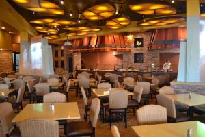 um restaurante com mesas e cadeiras e um bar em The Lodge at Cliff Castle Casino em Camp Verde