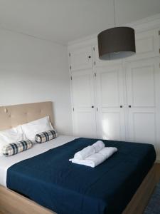 um quarto com uma cama com duas toalhas em São Roque View Apartment em Aveiro