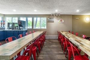 un lungo tavolo in una stanza con sedie rosse di Super 8 by Wyndham Duluth a Duluth