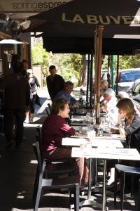 een groep mensen die aan tafel zitten in een restaurant bij The Maisonette in Sydney