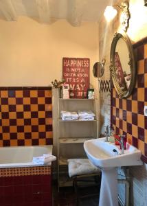 サン・ソヴァール・アン・ピュイゼイユにあるMaison Marthe B & Bのバスルーム(シンク、バスタブ付)