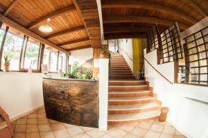 アグローポリにあるL'Eremo Country Houseの木製天井の家の階段