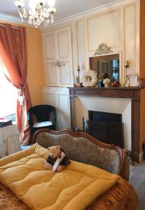 サン・ソヴァール・アン・ピュイゼイユにあるMaison Marthe B & Bのベッドの上に座るテディベア