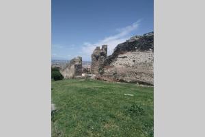 uma vista para as ruínas de um castelo em Cozy House with garden in the old town em Tessalônica