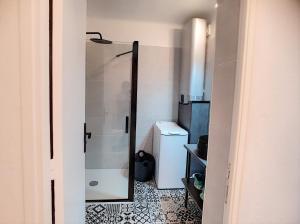 La petite salle de bains est pourvue d'une douche et de toilettes. dans l'établissement ROOFTOP#PLAGES#APERCU MER#CLIM#Festival, à Cannes
