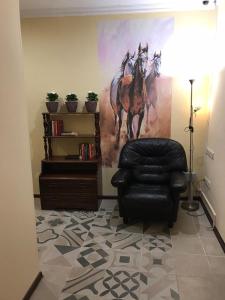 モスクワにあるHotel Persheronの馬の絵が描かれたリビングルーム