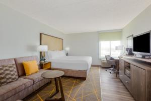 pokój hotelowy z łóżkiem i kanapą w obiekcie Holiday Inn La Mirada, an IHG Hotel w mieście La Mirada
