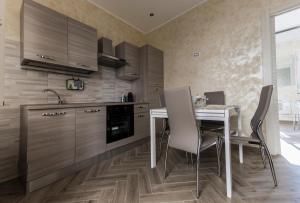 A kitchen or kitchenette at La Casa di Sara