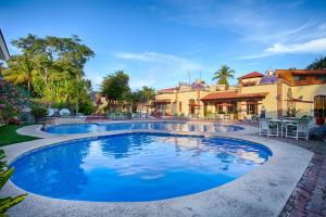 - une piscine en face d'une maison dans l'établissement Hotel Garza Canela, à San Blas