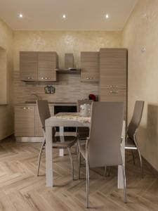 A kitchen or kitchenette at La Casa di Sara