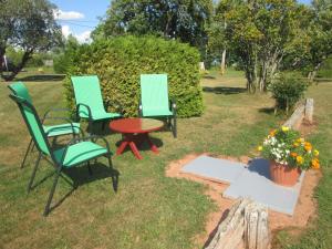 a group of chairs and a table in a yard at Gîte Les Acres Tranquilles B&B in Port-Daniel