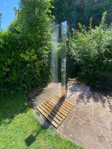 une structure en verre avec une fontaine dans l'herbe dans l'établissement Espectacular Casa Chateau en el centro de Olot, à Olot