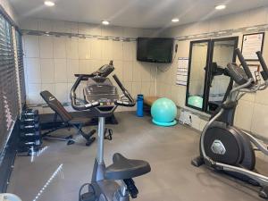 
The fitness center and/or fitness facilities at SureStay Plus Hotel by Best Western Reno Airport
