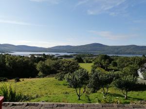 uma vista para o lago a partir da casa em Grenane Heights Getaway em Kenmare