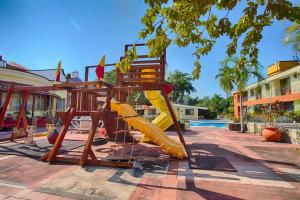 einen Spielplatz mit Rutsche vor einem Pool in der Unterkunft Hotel Garza Canela in San-Blas-Inseln