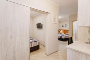 um quarto com duas camas e um corredor com duas camas em Villa Grey House em Berehove