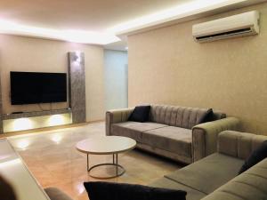 A television and/or entertainment centre at Le Luxe Suites Hotel & Spa