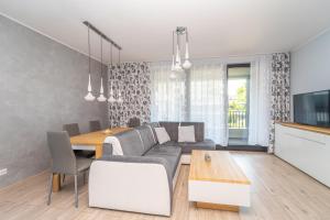 格地尼亞的住宿－APARTAMENT PORTOVA Gdynia，客厅配有沙发和桌子