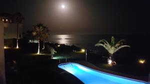 Sitio de CalahondaにあるCasa Victoriaの夜間のスイミングプールの景色