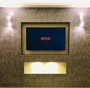 A television and/or entertainment centre at Le Luxe Suites Hotel & Spa
