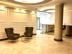 A seating area at Le Luxe Suites Hotel & Spa