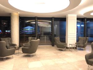 A seating area at Le Luxe Suites Hotel & Spa