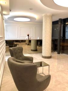 A seating area at Le Luxe Suites Hotel & Spa