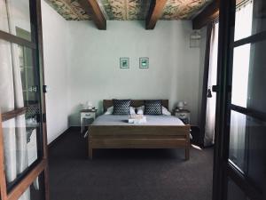 1 dormitorio con 1 cama en una habitación en PENZION BAŠKA VODA CZ, en Baška