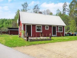 una casa roja al lado de una carretera en Holiday home OLOFSTRÖM II, en Olofström